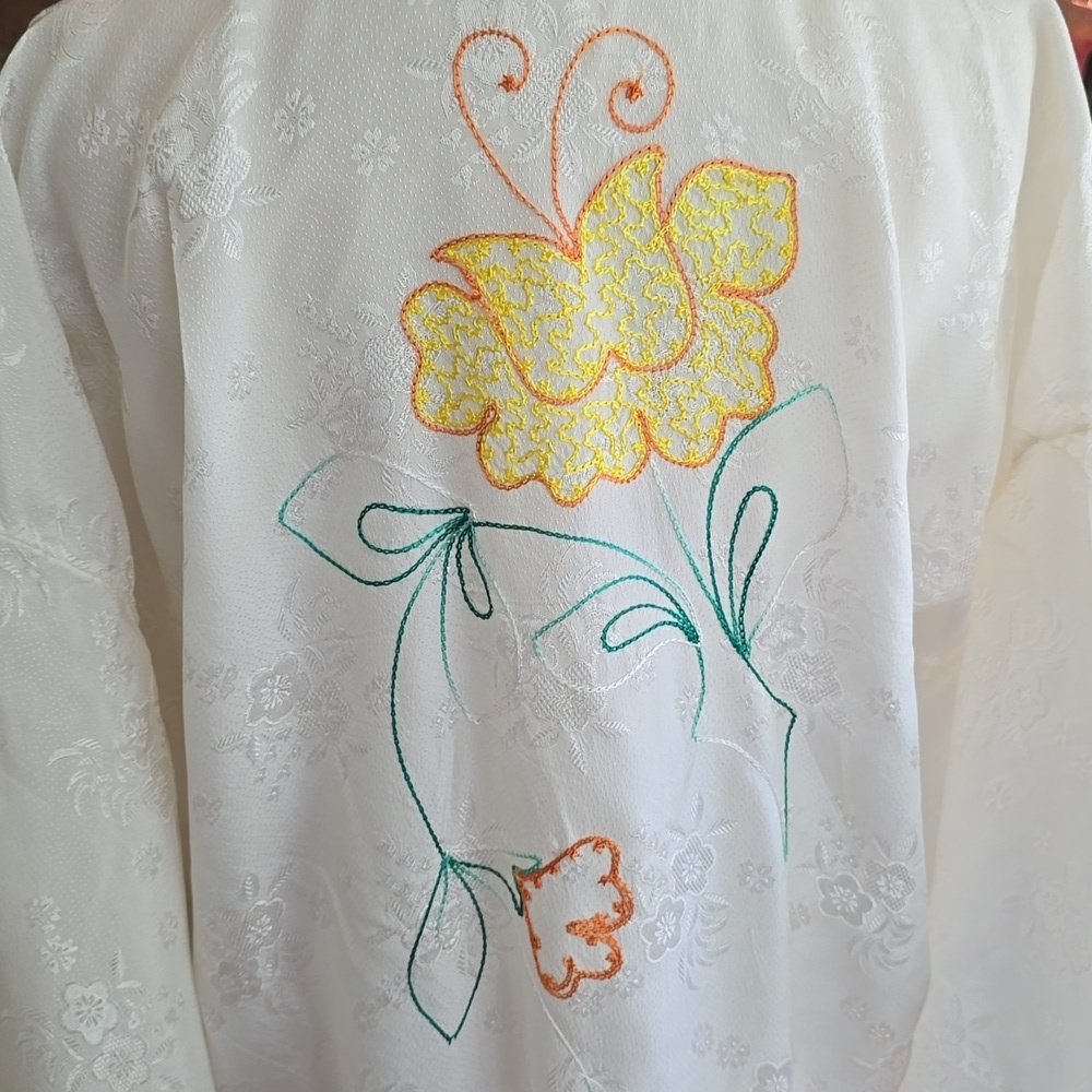 Stunning White Kimono with Lovely Floral Embroidery, Vintage​​ - Picture 7 of 12